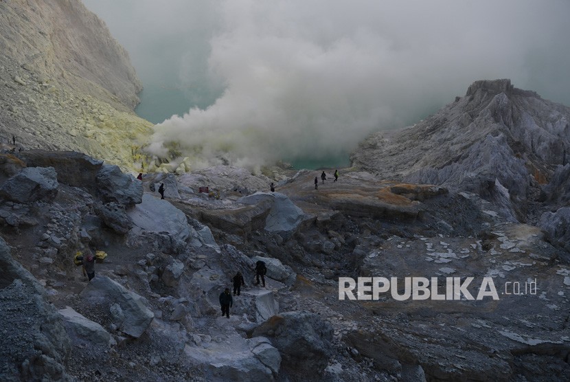 Wisatawan mengamati proses penambangan belerang di Kawah Ijen, Banyuwangi, Jawa Timur, Kamis (1/8/2019).