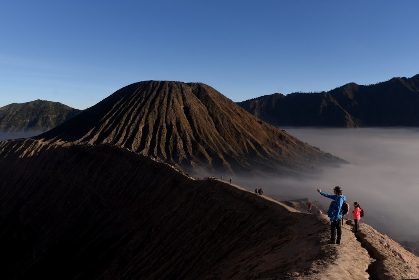 Wisatawan mengambil gambar kawah Gunung Bromo, Probolinggo, Jawa Timur (ilustrasi)
