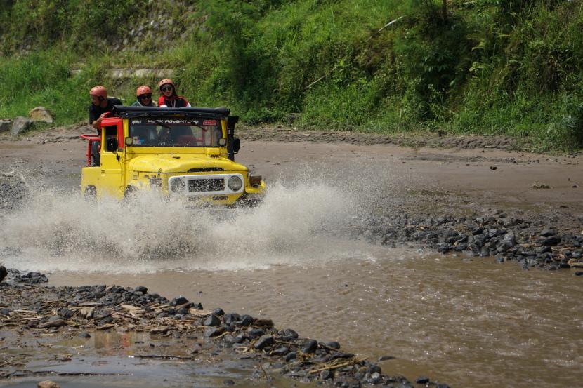 Wisatawan menggunakan jasa Jeep Merapi di Kali Kuning, Cangkringan, Sleman, DIY (ilustrasi).