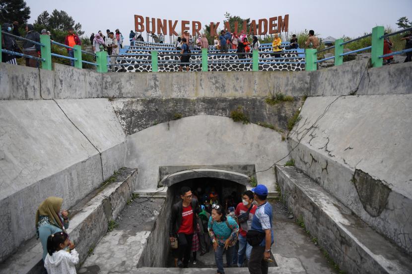 Wisatawan mengunjungi bungker Kaliadem di kawasan lereng Gunung Merapi, Cangkringan, Sleman, Yogyakarta, Sabtu (23/7/2022).