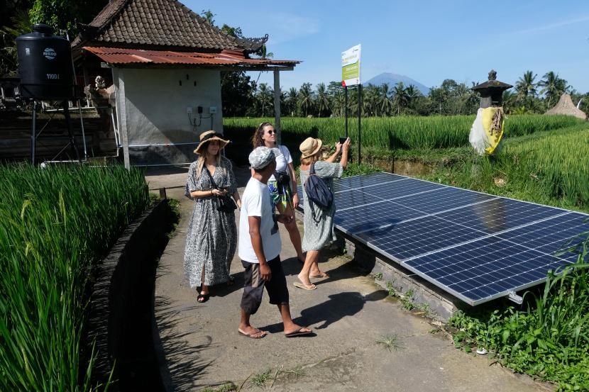 Wisatawan mengunjungi desa berbasis energi baru dan terbarukan (EBT) di Desa Keliki, Gianyar, Bali, (ilustrasi). Ketua MPR RI Bambang Soesatyo optimistis perekonomian Bali yang terpuruk akibat pandemi Covid-19 selama dua tahun terakhir bisa segera bangkit.