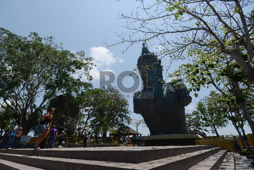  Wisatawan mengunjungi destinasi wisata Garuda Wisnu Kencana (GWK), Bali, Jumat (20/11).