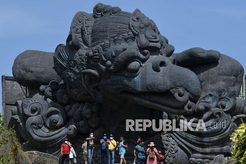 Wisatawan mengunjungi Garuda Wisnu Kencana (GWK) Cultural Park saat hari pertama pembukaan kembali kawasan pariwisata itu di Badung, Bali, Jumat (22/10/2021). Kawasan wisata GWK dibuka kembali untuk kunjungan wisatawan pada akhir pekan yaitu hari Jumat-Minggu setelah sempat ditutup sejak bulan Februari 2021 lalu untuk mendukung upaya penanggulangan pandemi COVID-19.