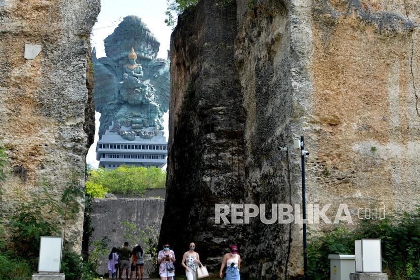 Wisatawan mengunjungi Garuda Wisnu Kencana (GWK) Cultural Park saat hari pertama pembukaan kembali kawasan pariwisata itu di Badung, Bali, Jumat (22/10/2021). Kawasan wisata GWK dibuka kembali untuk kunjungan wisatawan pada akhir pekan yaitu hari Jumat-Minggu setelah sempat ditutup sejak bulan Februari 2021 lalu untuk mendukung upaya penanggulangan pandemi COVID-19. 