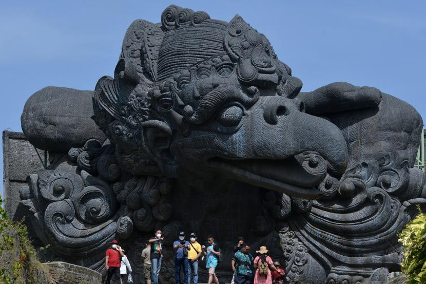 Wisatawan mengunjungi Garuda Wisnu Kencana (GWK) Cultural Park di Badung, Bali (ilustrasi). Satpol PP Bali mengingatkan DTW untuk menaati protokol kesehatan.