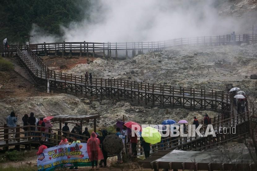 Wisatawan mengunjungi Kawah Sikidang Dieng di Kabupaten Banjarnegara, Jawa Tengah. Wisata Kawah Sikidang ramai dikunjungi wisatawan domestik. 