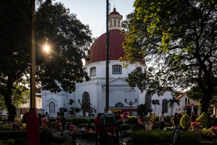 Wisatawan mengunjungi kawasan Kota Lama di Semarang, Jawa Tengah, pekan lalu. Pemprov Jateng menutup 86 objek wisata di Jawa Tengah guna mencegah peningkatan jumlah kasus Covid-19.