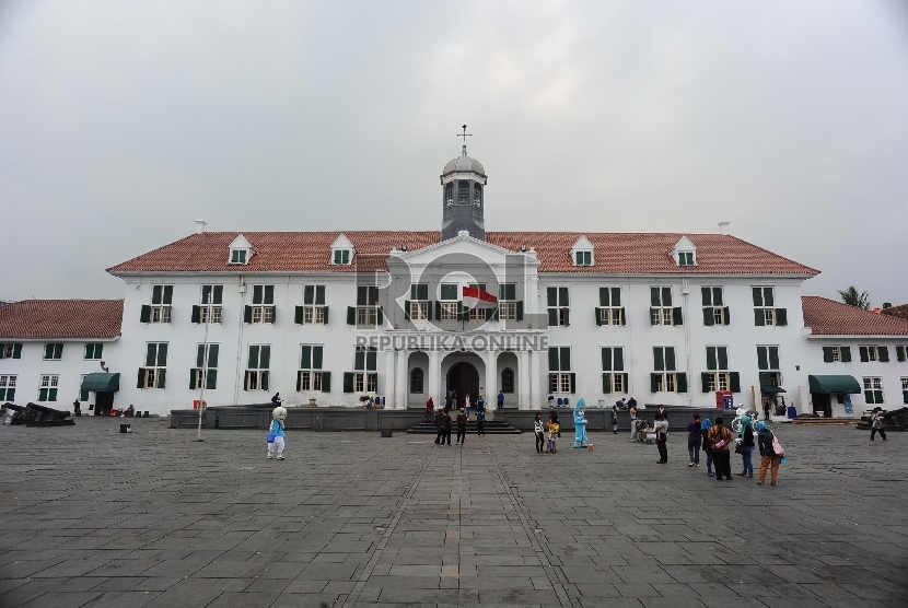 Wisatawan mengunjungi Kawasan Kota Tua, Jakarta Barat, Rabu (1/4). ( Republika/Raisan Al Farisi)