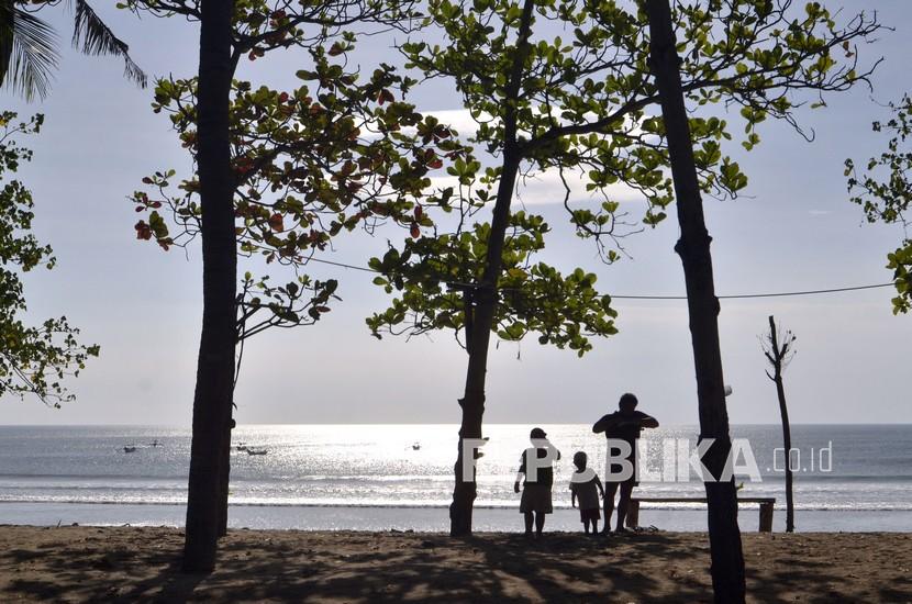 Wisatawan mengunjungi kawasan wisata Pantai Kuta di Badung, Bali, Sabtu (19/9/2020). Pemerintah Kabupaten Badung, Bali, terus menggencarkan sidak penerapan protokol kesehatan dalam upaya mengantisipasi dan memutus mata rantai penyebaran Covid-19 selama cuti bersama dan libur panjang.