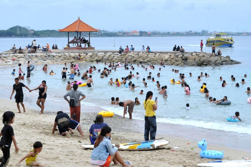 Wisatawan mengunjungi kawasan wisata Pantai Sanur, Denpasar, Bali, Rabu (9/12/2020). Menjelang libur panjang, masyarakat harus menyadari pandemi belum berakhir. Langkah pencegahan penularan dan penyebaran Covid-19 tetap harus dijalankan.