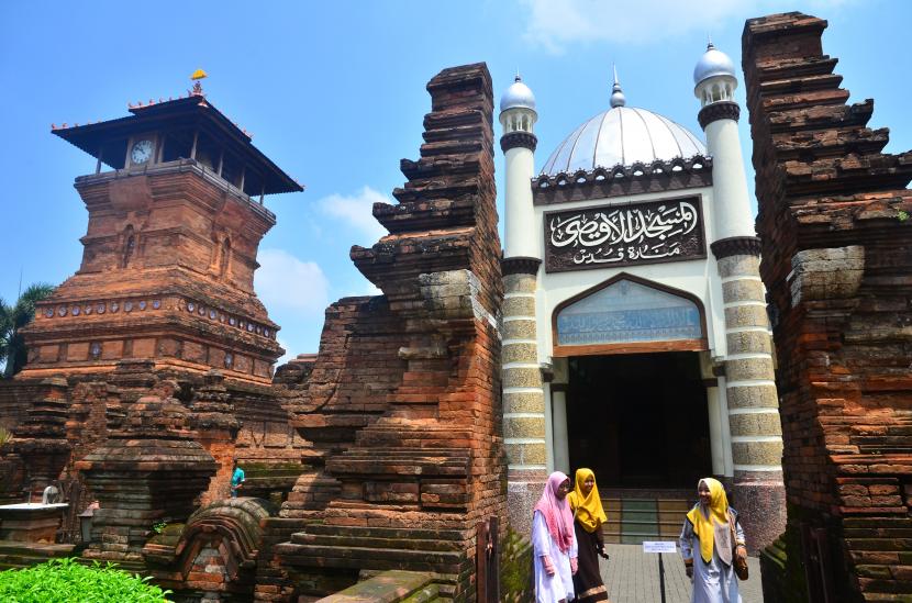 Wisatawan mengunjungi Masjid Menara Kudus di Desa Kauman, Kudus, Jawa Tengah, Jumat (3/4/2020). Akibat mewabahnya COVID-19 di Indonesia, kawasan wisata religi sekaligus makam sunan Kudus yang biasanya ramai dikunjungi wisatawan dari berbagai daerah itu sepi pengunjung.