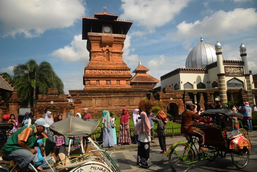 Banyu Panguripan diambil dari mata air sebanyak 51 sumber mata air berbeda. Wisatawan mengunjungi Masjid Menara Kudus peninggalan Sunan Kudus di Desa Kauman, Kudus, Jawa Tengah, Rabu (3/4/2019).(Antara/Yusuf Nugroho)