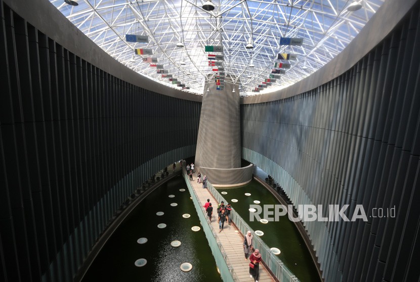 Wisatawan mengunjungi objek wisata edukasi museum tsunami di Banda Aceh, Aceh, Ahad (21/4/2019). 