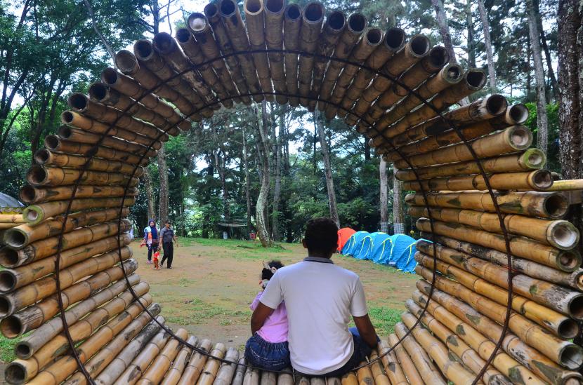 Wisatawan mengunjungi objek wisata Pijar Park di Dawe, Kudus, Jawa Tengah, Sabtu (18/12/2021). Destinasi wisata baru milik Perhutani yang berlokasi di lereng Gunung Muria itu menawarkan pemandangan hutan pinus.