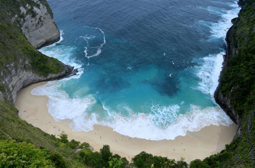 Wisatawan mengunjungi Pantai Kelingking, Nusa Penida, Klungkung, Bali, Sabtu (17/9/2022). 