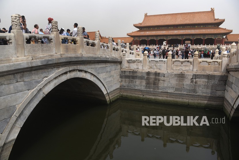 Wisatawan mengunjungi salah satu bangunan bagian dari situs bersejarah Kota Terlarang atau Forbidden City di Beijing, Cina. 