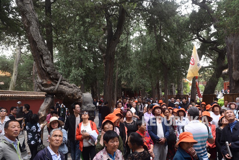 Wisatawan mengunjungi taman yang berada di situs bersejarah Kota Terlarang atau Forbidden City di Beijing, Tiongkok, Sabtu (5/5). 