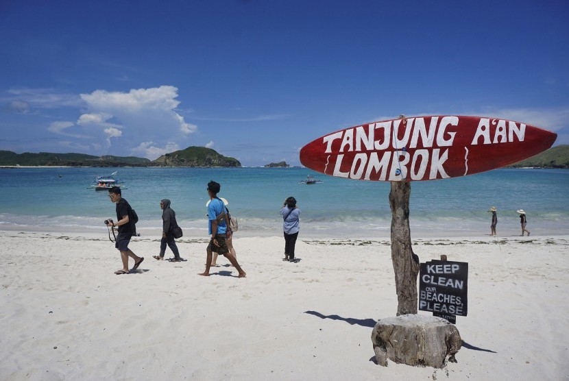 Wisatawan menikmati kawasan wisata Pantai Tanung Aan, Lombok Tengah, Nusa Tenggara Barat. (ilustrasi) 