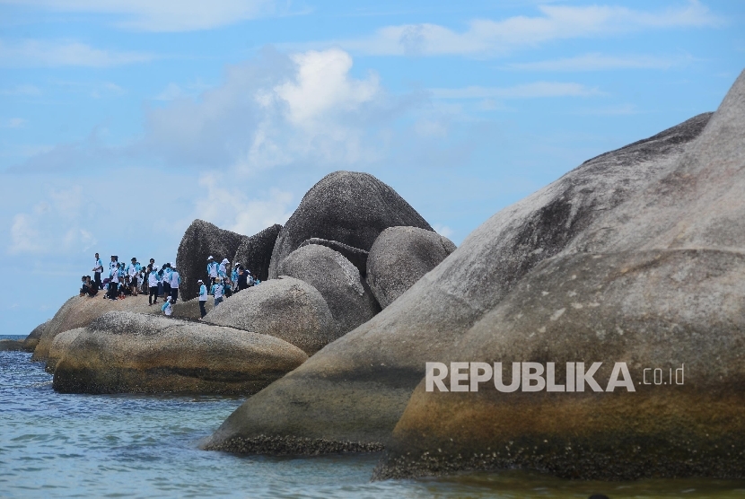 Wisatawan menikmati keindahan di Pantai Tanjung Tinggi, Belitung, Kamis (10/3).