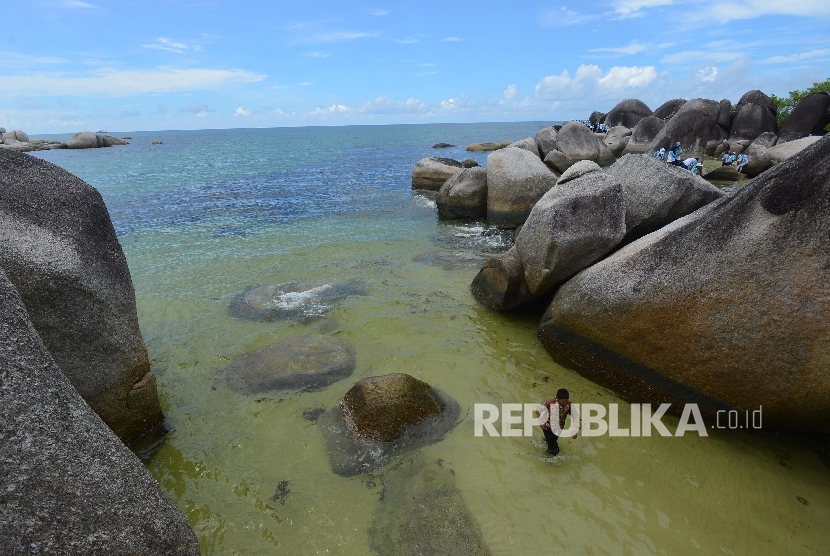 Wisatawan menikmati keindahan di Pantai Tanjung Tinggi, Belitung, Kamis (10/3).