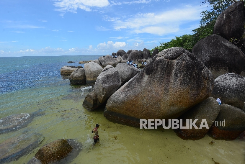 Wisatawan menikmati keindahan di Pantai Tanjung Tinggi, Belitung, Kamis (10/3).  (Republika/Raisan Al Farisi)