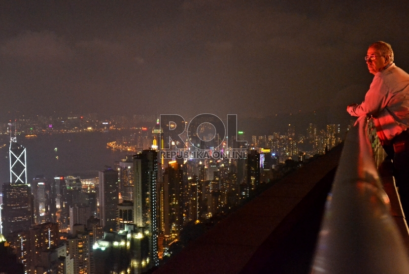 Wisatawan menikmati pemandangan Hongkong dari Puncak The Peak (Ilustrasi)