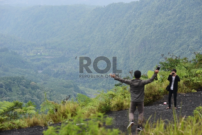  Wisatawan menikmati pemandangan lembah Gunung Galunggung yang berada di Kabupaten Tasikmalaya, Jawa Barat, Sabtu (6/6). (Republika/Raisan Al Farisi)