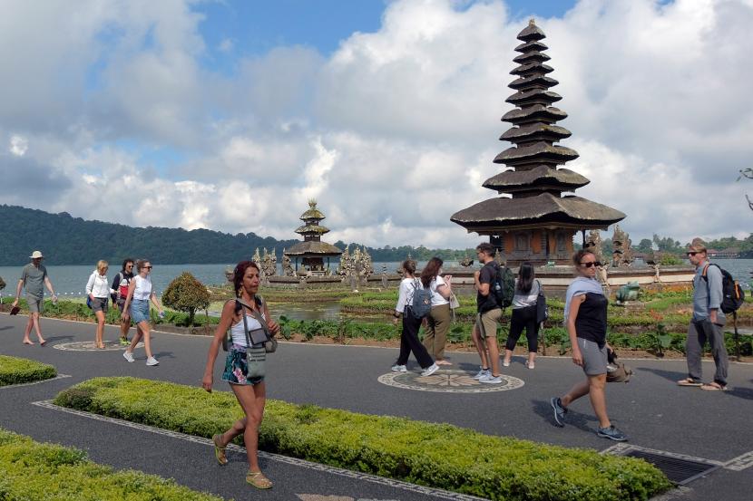 Wisatawan menikmati pemandangan objek wisata Ulun Danu Beratan saat berkunjung di Tabanan, Bali. Polisi meringkus komplotan pencuri ponsel turis asing di kawasan wisata Bali. 