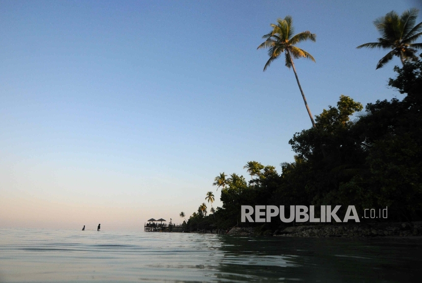 Wisatawan menikmati senja di Pantai Patuno, Wangi-Wangi, Wakatobi, Sulawesi Tenggara. 
