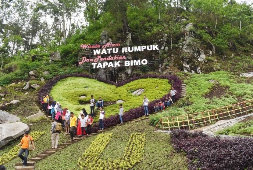 Wana wisata Watu Rumpuk, Desa Mendak, Dagangan, Kabupaten Madiun, Jawa Timur. Madiun akan mengoperasikan bus wisata yang akan mengantar wisatawan secara gratis ke sejumlah destinasi wisata.