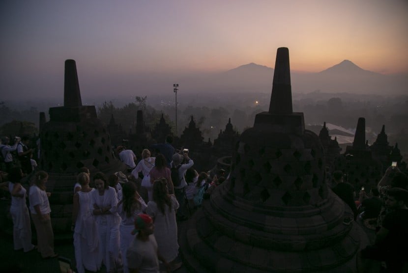 Wisatawan menikmati suasana matahari terbit di kawasan Taman Wisata Candi (TWC) Borobudur, Magelang, Jawa Tengah. 