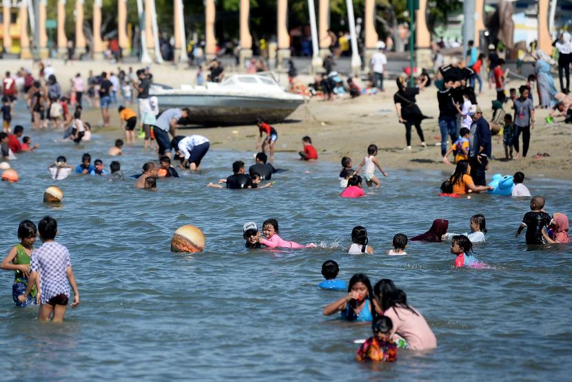 Wisatawan menikmati suasana Pantai Lagoon, Ancol, Jakarta.