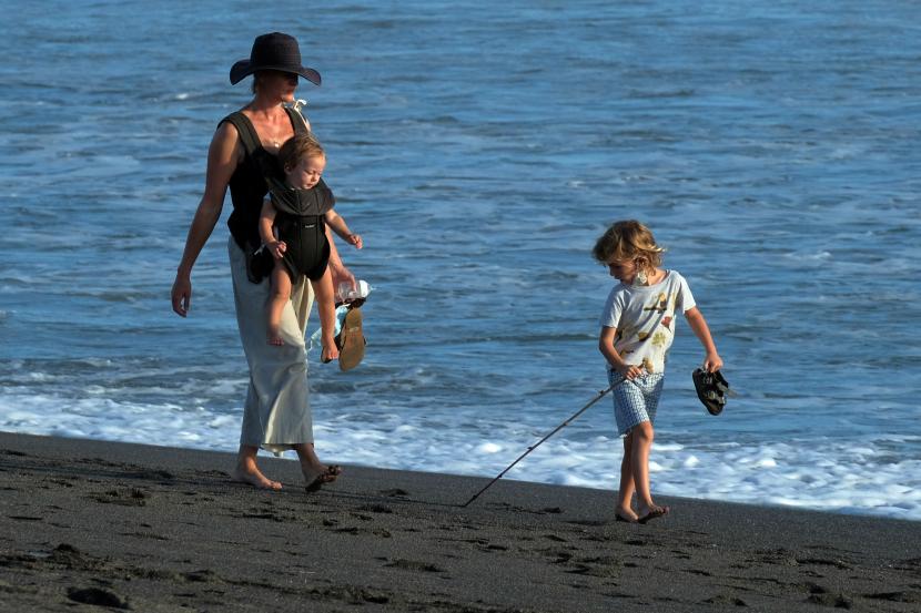 Wisatawan menikmati suasana Pantai Pererenan, Badung, Bali, Senin (1/3/2021). Badan Pusat Statistik (BPS) merilis jumlah kunjungan wisatawan mancanegara ke Indonesia pada bulan Januari 2021 mengalami penurunan sebesar 89,05 persen dibandingkan dengan bulan Januari 2020, yaitu dari 1,29 juta kunjungan menjadi 141,26 ribu kunjungan.