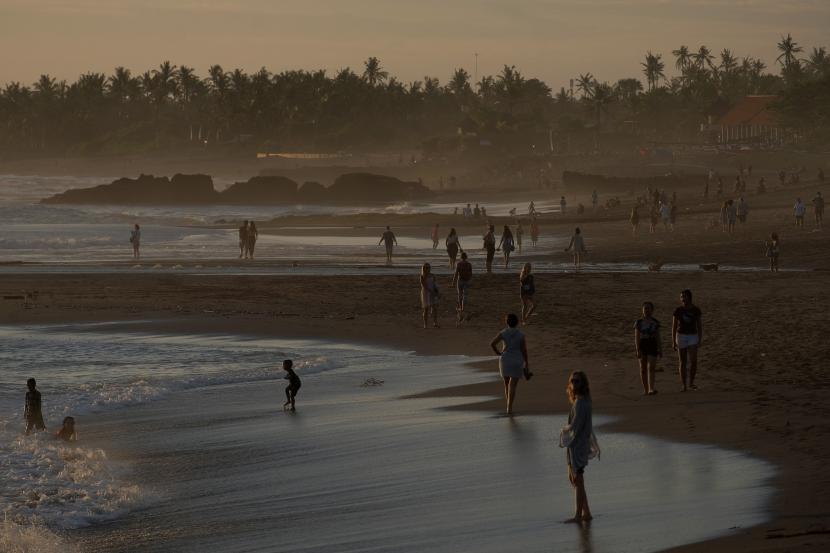 Wisatawan menikmati suasana Pantai Pererenan, Badung, Bali.. 