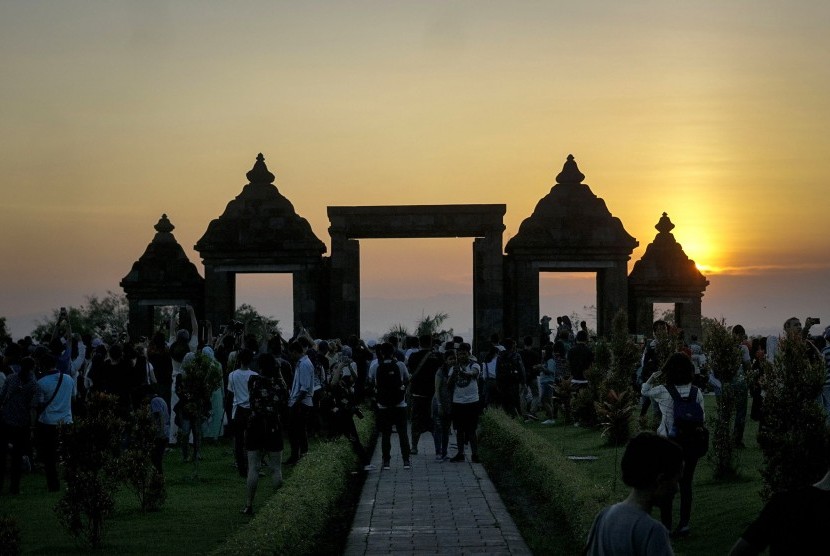 Wisatawan menikmati suasana sore di situs Candi Ratu Boko, Prambanan, Sleman, DI Yogyakarta. (ilustrasi) 