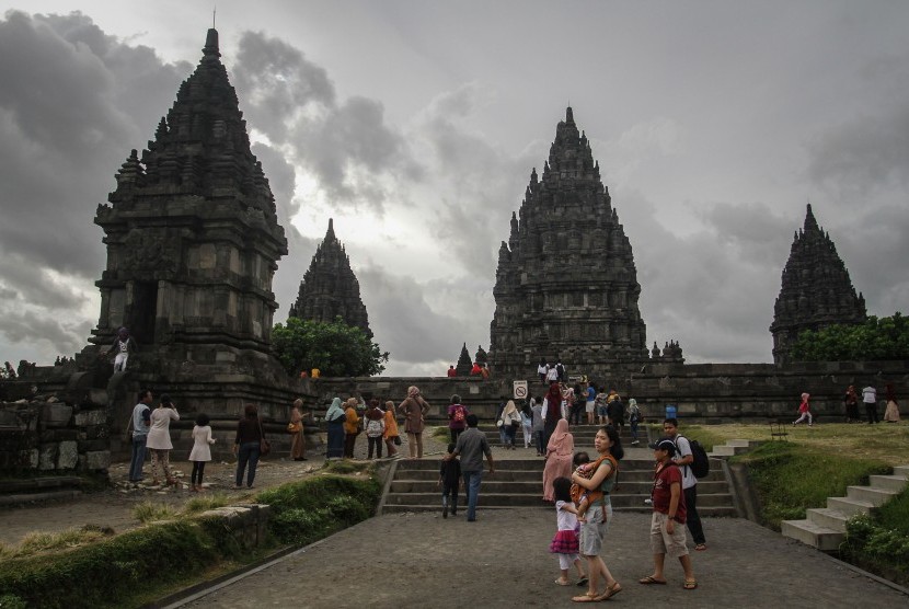 Wisatawan menikmati Taman Wisata Candi Prambanan (TWCP), Sleman, DI Yogyakarta, Jumat (23/12).