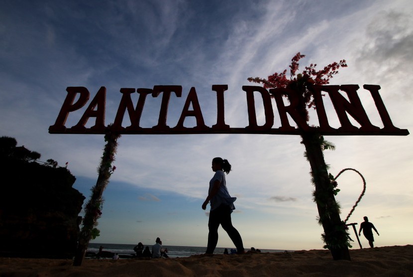 Wisatawan menikmati wisata Pantai Drini, Gunungkidul, DI Yogyakarta.