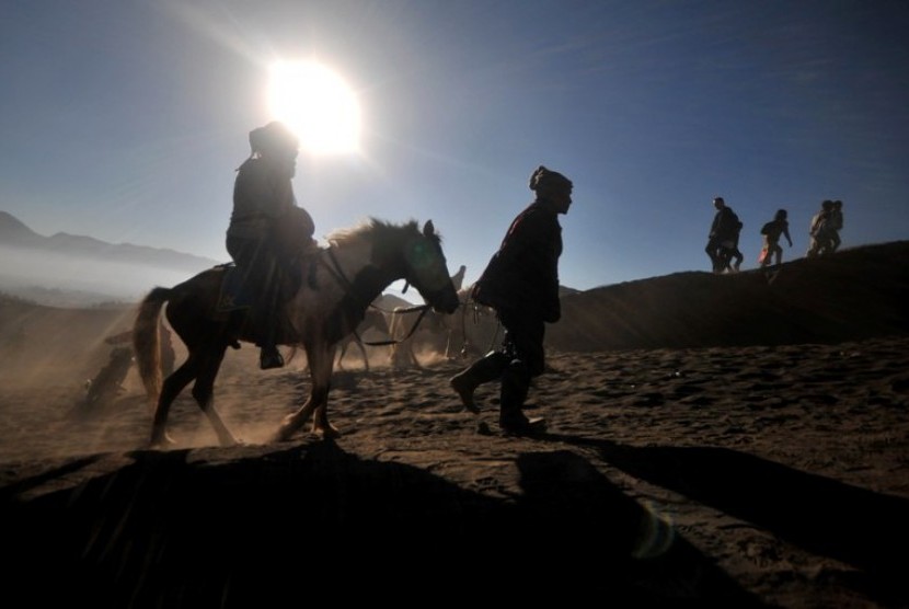  Wisatawan menunggangi kuda menuju kaki Gunung Bromo