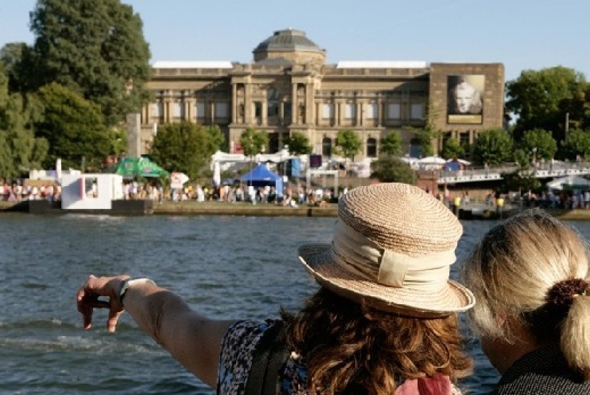 Wisatawan menyaksikan festival tepi sungai atau Uferfest di Frankfurt, Jerman