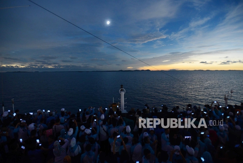 Wisatawan menyaksikan gerhana matahari total diatas KM Kelud di perairan Bangka Belitung, Rabu (9/3).  (Republika/Raisan Al Farisi)