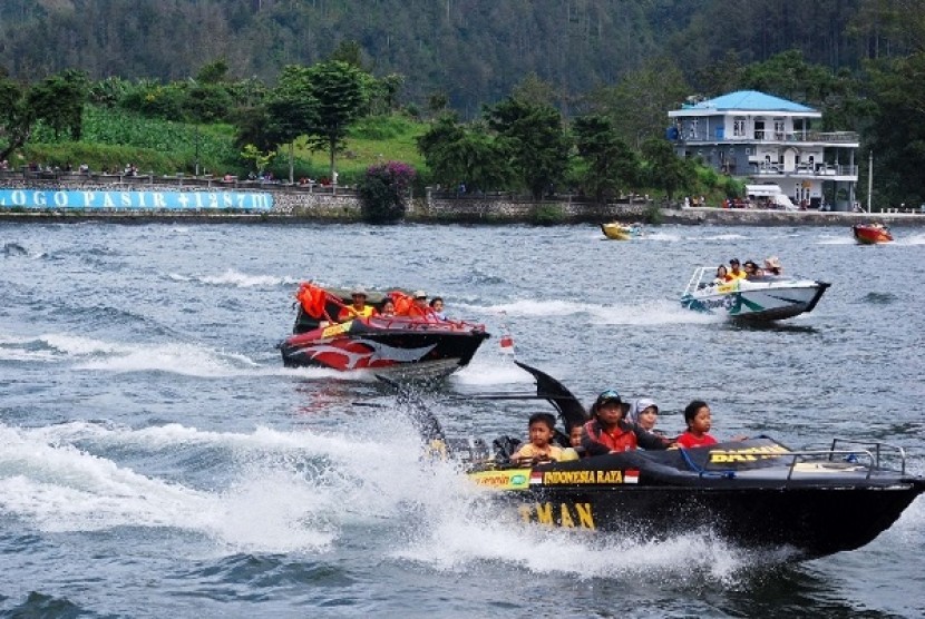 Wisatawan naik speedboat mengelilingi Telaga Sarangan, Magetan, Jatim(Antara/Siswowidodo)