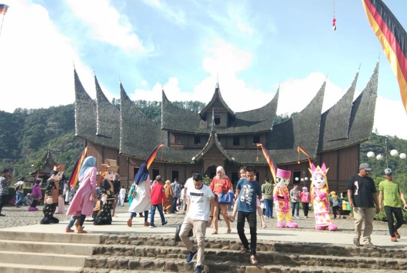 Wisatawan ramai kunjungi Istana Pagaruyung pada H+2 Lebaran, Jumat (7/6).
