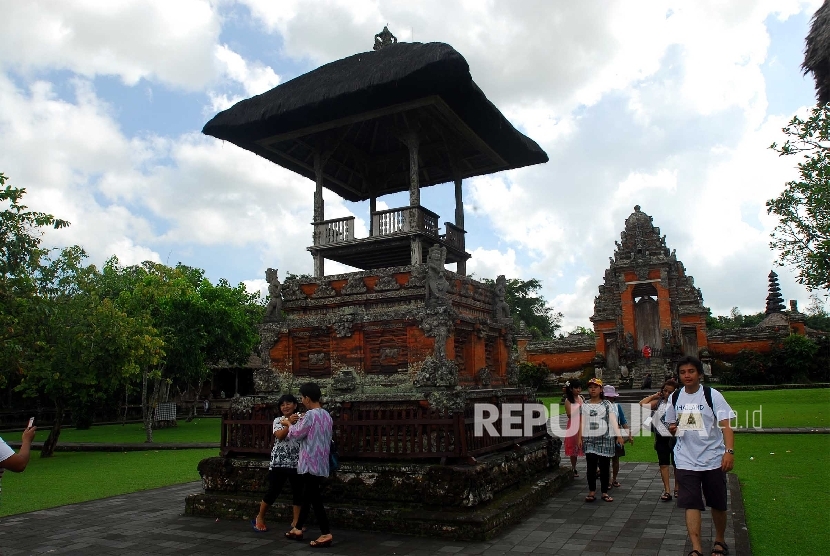 Wisatawan sedang mengunjungi salah satu pura di Bali.