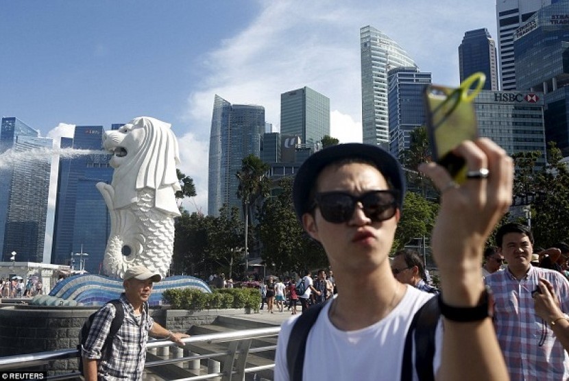Wisatawan selfie di dekat patung Singa, Singapura (Ilustrasi)