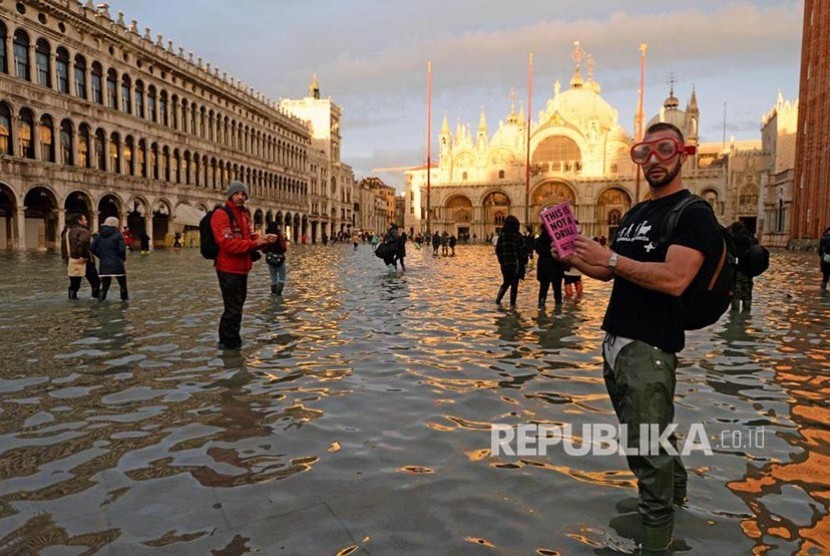 Wisatawan tampak di lapangan St. Mark saat terjadi banjir di Venesia. Ilustrasi.
