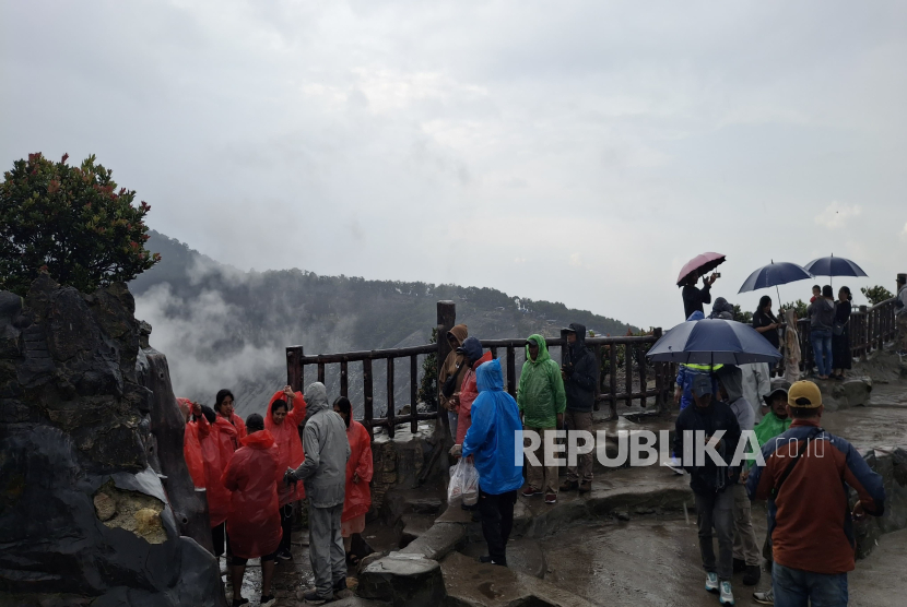 Wisatawan Tengah Menikmati Objek Wisata di Gunung Tangkuban Parahu di Perbatasan Kabupaten Bandung Barat dengan Kabupaten Subang.