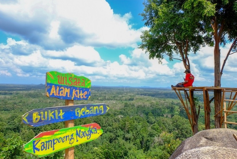 Wisatawan tengah menikmati waktu sambil bersantai di salah satu spot di Bukit Gebang, Bangka Selatan