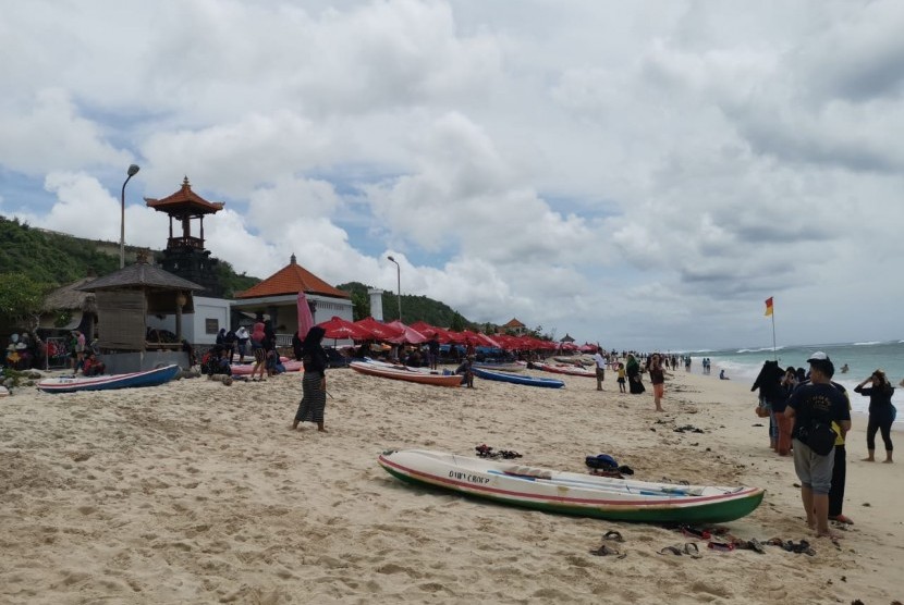 Wisatawan tetap antusiasi mengunjungi obyek wisata pantai di Bali, seperti Festival Pandawa yang digelar hingga 1 Januari 2019. 