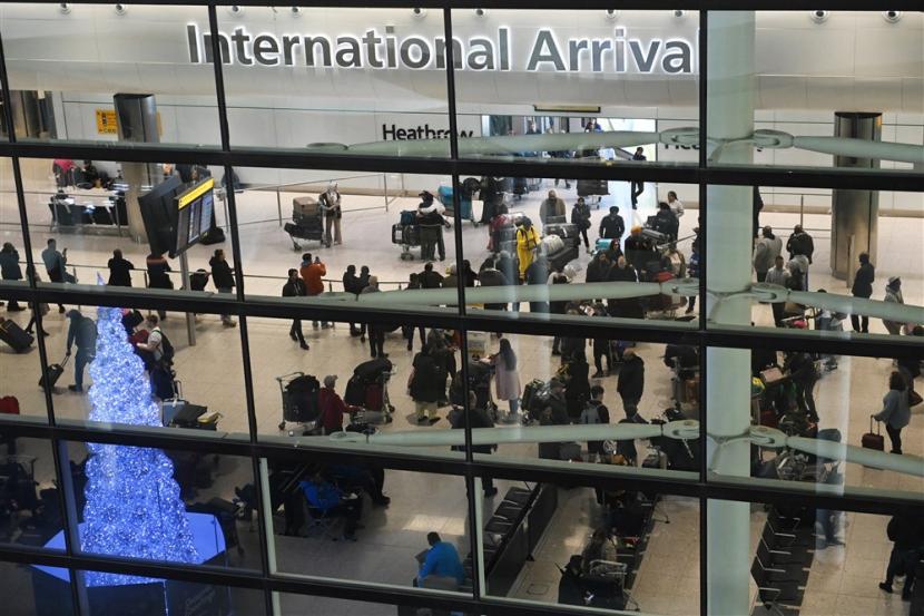  Sejumlah kecil uranium terdeteksi dalam sebuah paket yang tiba di Bandara Heathrow London pada 29 Desember. Polisi Inggris mengatakan, penemuan itu tidak menimbulkan  ancaman langsung.