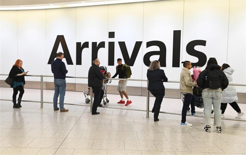  Wisatawan tiba di Bandara Heathrow di London, Inggris, Kamis (5/1/2023). Mulai 05 Januari 2023, orang yang bepergian dari Tiongkok ke Inggris harus menunjukkan tes Covid-19 negatif yang dilakukan tidak lebih dari dua hari sebelum keberangkatan. 